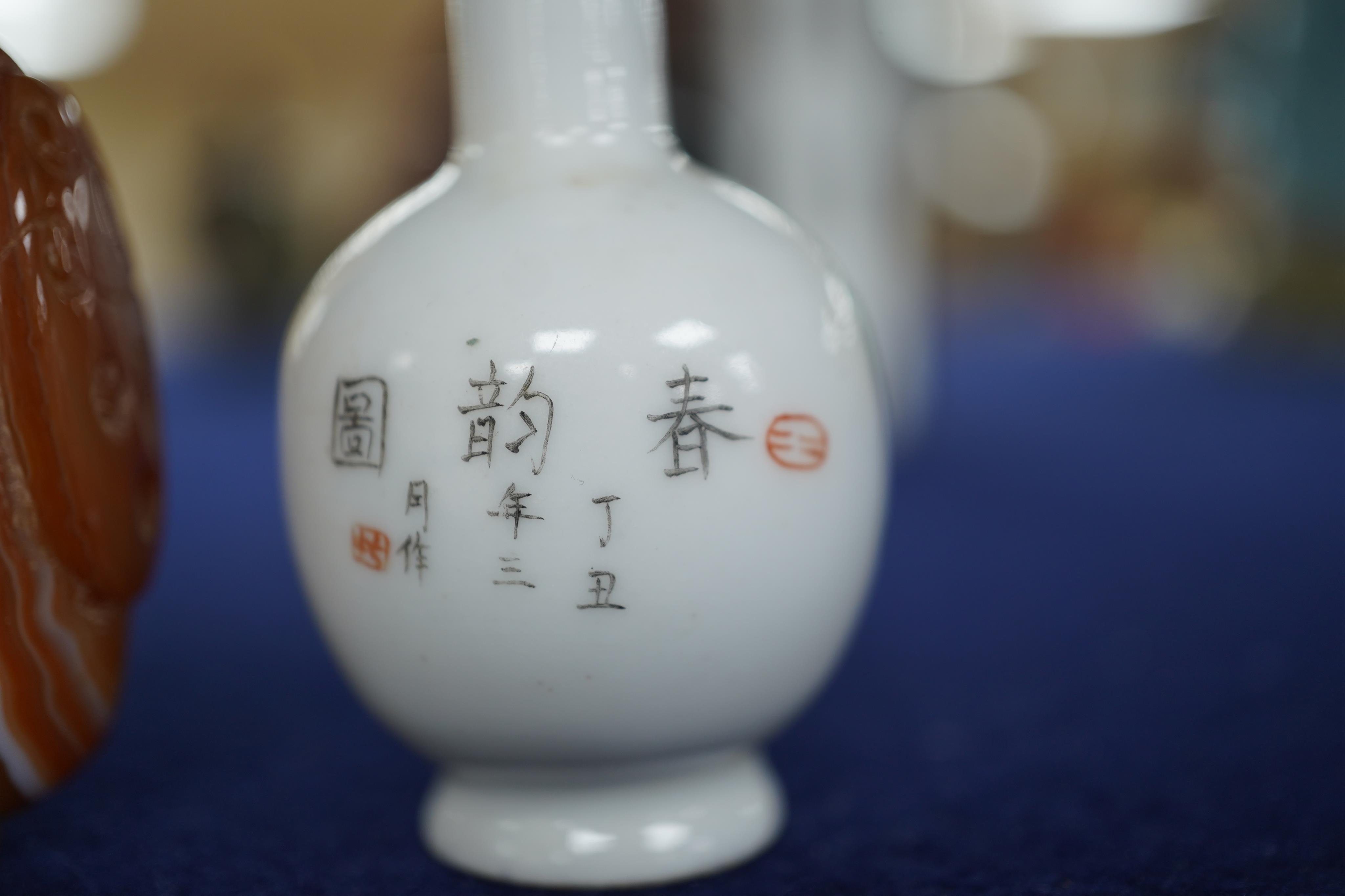 A Chinese erotic subject snuff bottle, a famille rose snuff bottle and a chalcedony snuff bottle (3), tallest 8cm